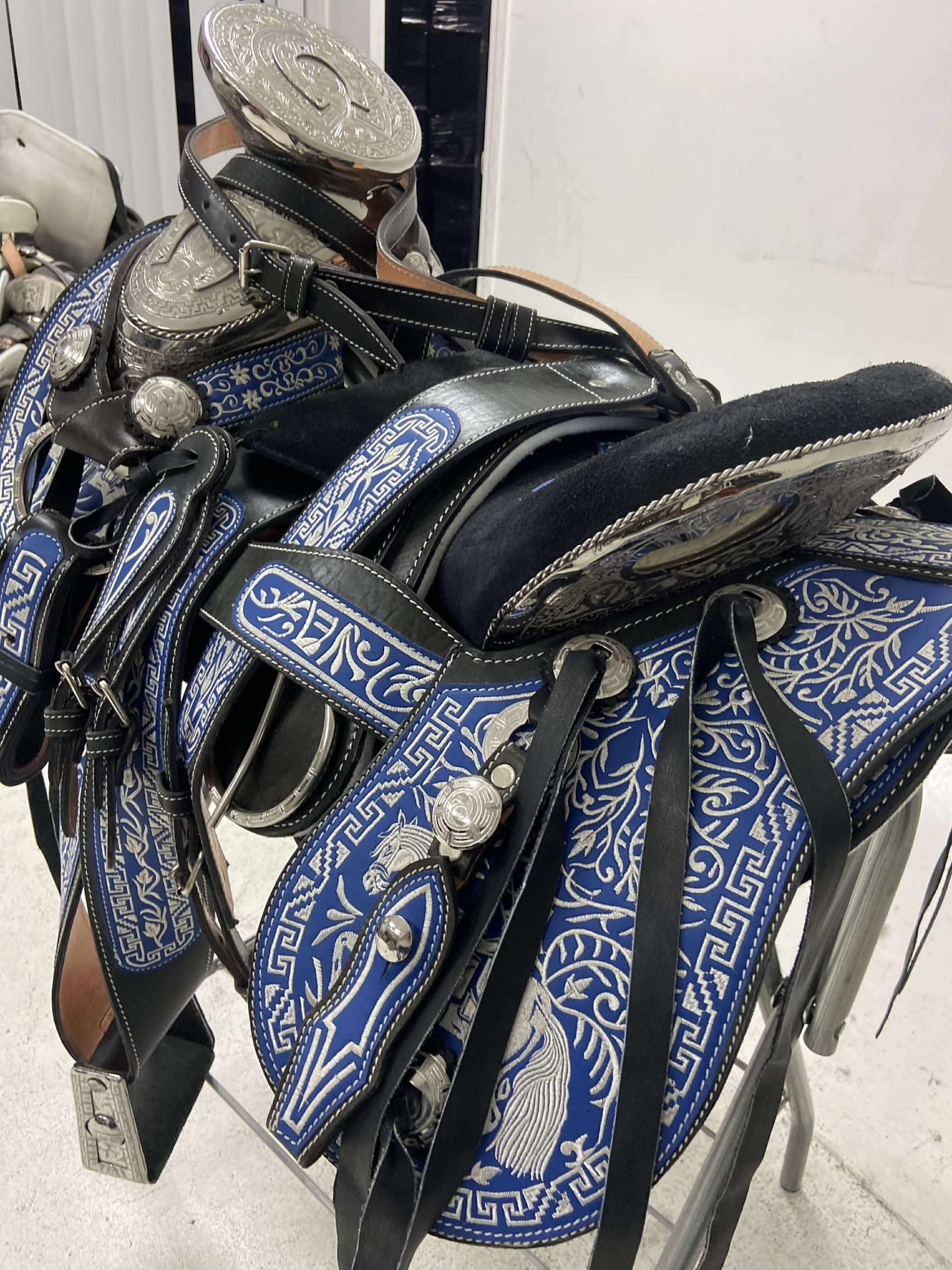 Nuevas monturas charras bordadas con Herrage y fuste plateado