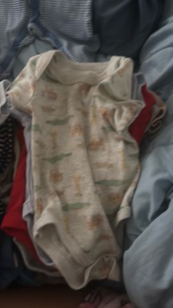 Over 23 items of baby boy clothes for 40$