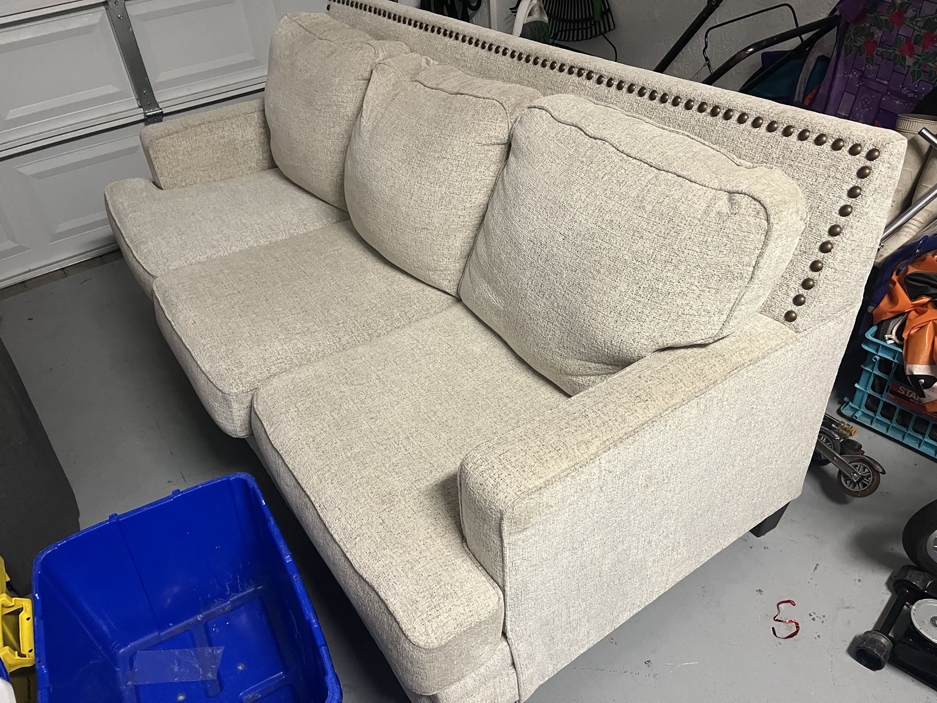 Free- Sofa / Coach