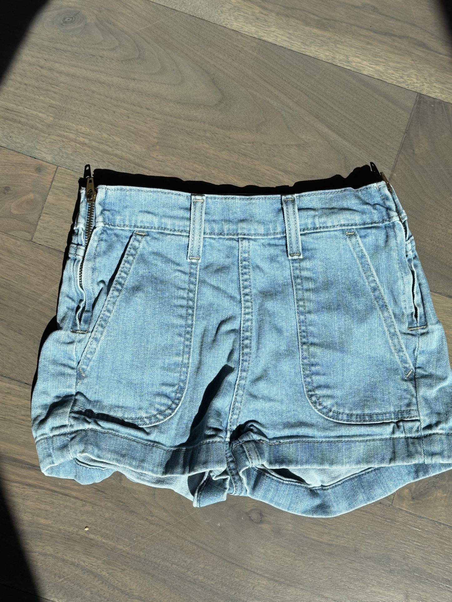 Levi’s Jean Shorts With Side Zippers Size 24