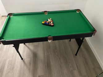 Mini pool table