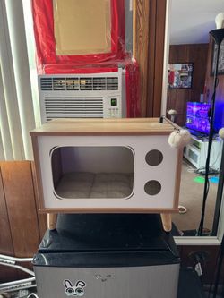Cat house TV-shaped