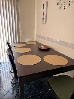 Extendable ikea dining table, for 6-8 people