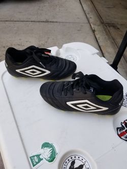 Umbro Kids Soccer Cleats/Shoes size 13C