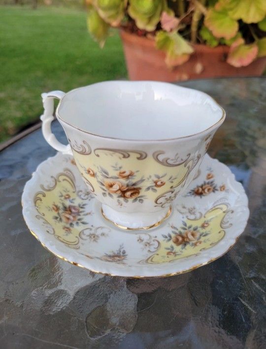 ROYAL ALBERT 'SEPTEMBER SONG' TEACUP & SAUCER: Bone China - England - Teacup 3"