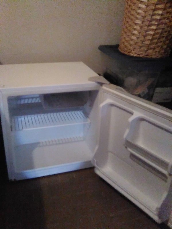 Refrigerator/compact