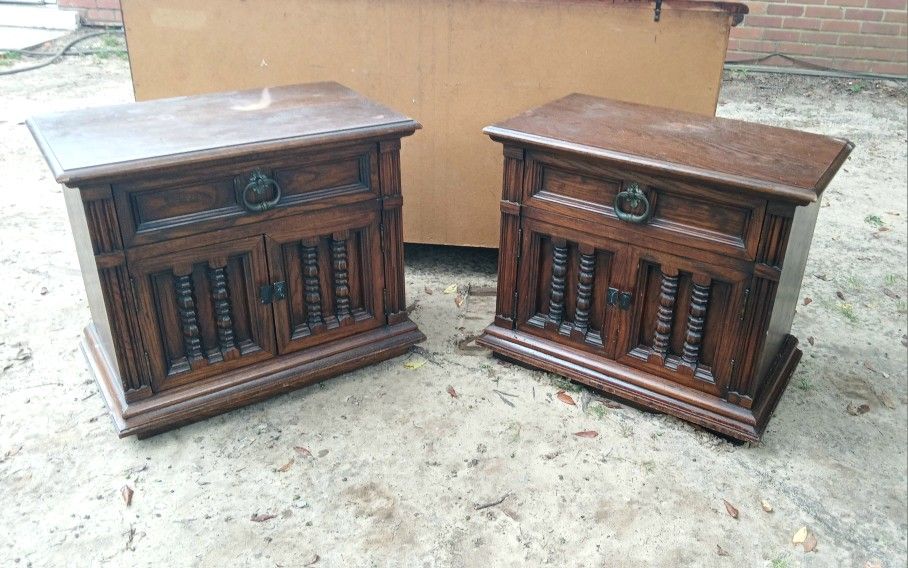 Set Of 2 Vintage Wooden Nightstands/End Tables For Sale