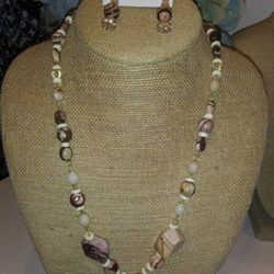 BEAUTIFUL GLASS & MARBLE NECKLACE & EARING SET