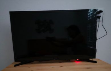 34" Samsung Smart TV (2015)