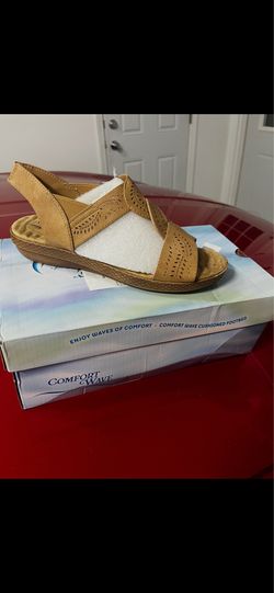 Easy street weare women’s wedge sandals beige size 8.5