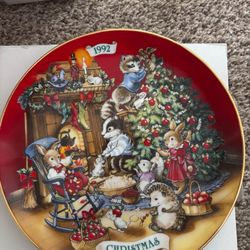 Avon 1992 Christmas Collectible Plate