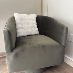 Chair w/Throw Pillow