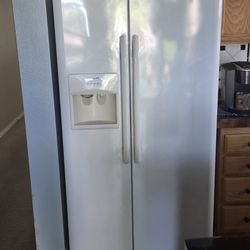 Refrigerator- Side By Side. 22 Cu Ft. Standard Depth.