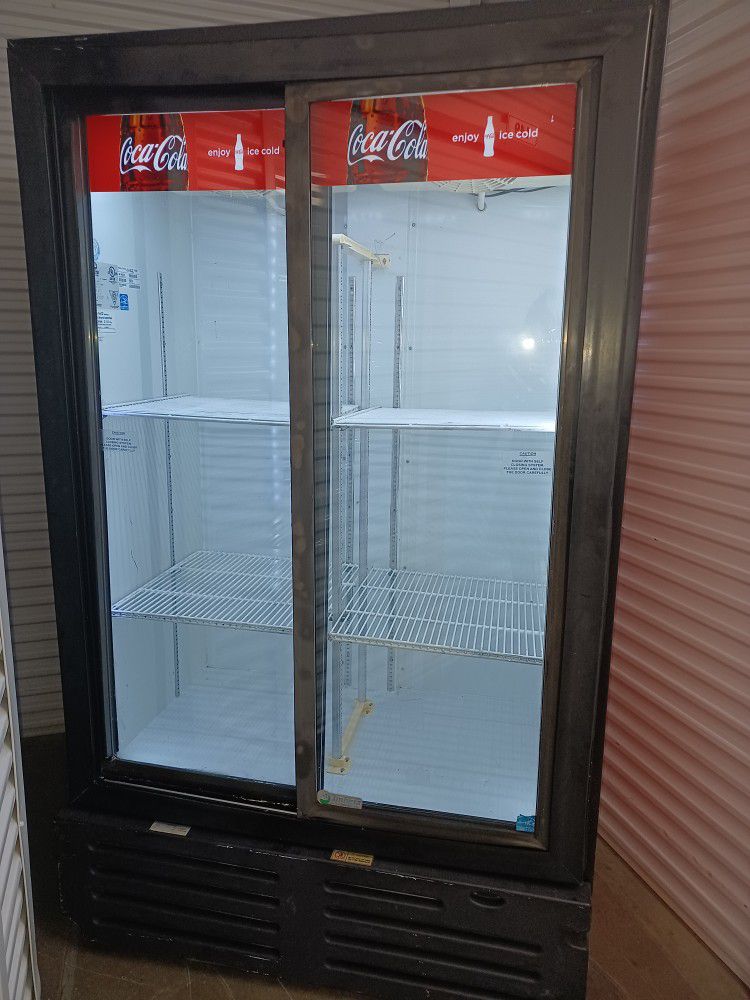 Single Door Display Soda Cooler Refrigerator Rolling for Sale in Bay Shore,  NY - OfferUp