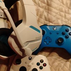 2 Xbox One Controllers And Headset 