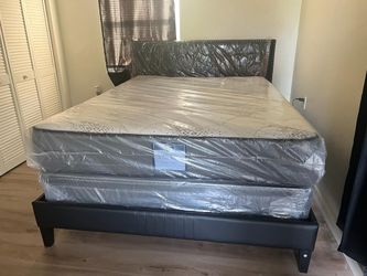 NEW MATTRESS QUEEN SIZE PLUSH WITH BOX SPRING