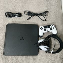 PS4 Slim 