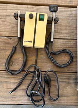 Welch Allyn 74710 Wall Diagnostic Set – Powers On – Otoscope & Ophthalmoscope