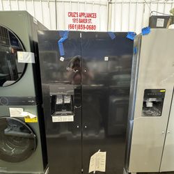 Frigidaire 25.6-cu ft Standard-Depth 36-in Wide Side-by-Side Refrigerator with Ice Maker ,Water and Ice Dispenser ( Black ) ENERGY STAR Certified