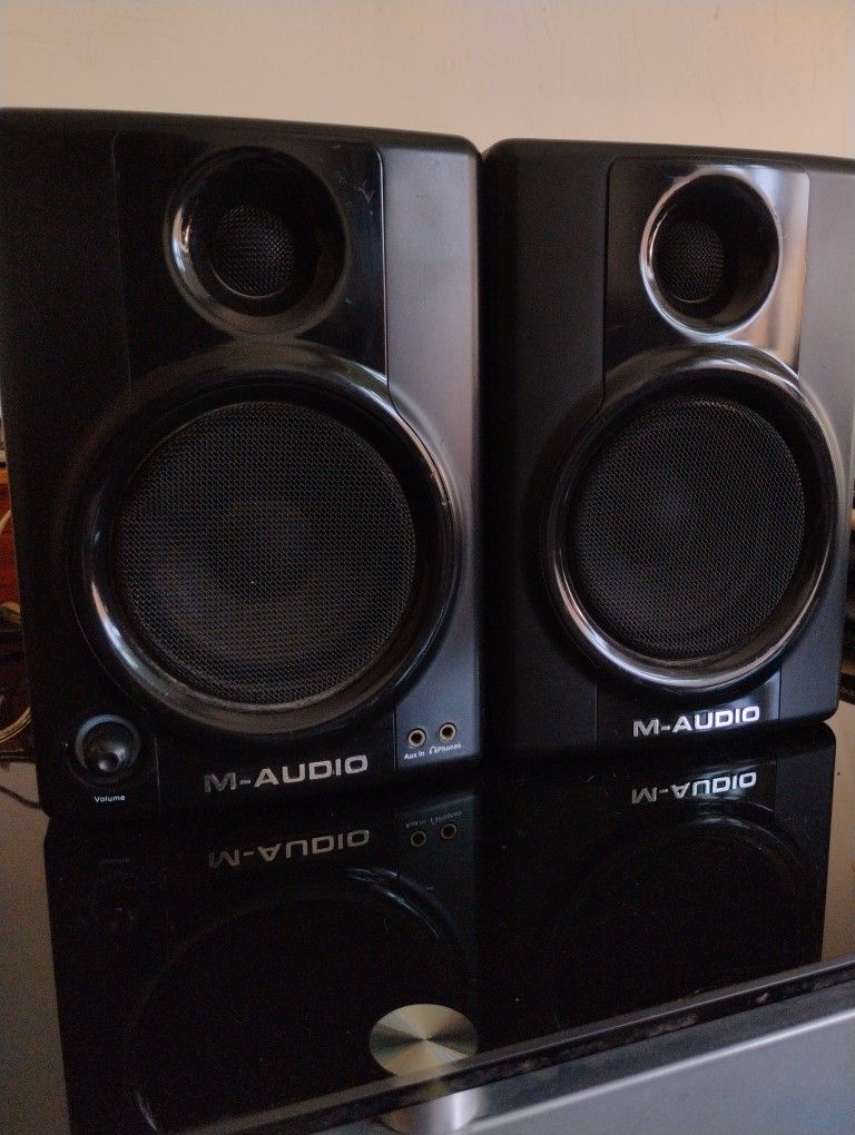 M-Audio Studiophile AV 40 Studio Monitor Shelf Speakers With Bass