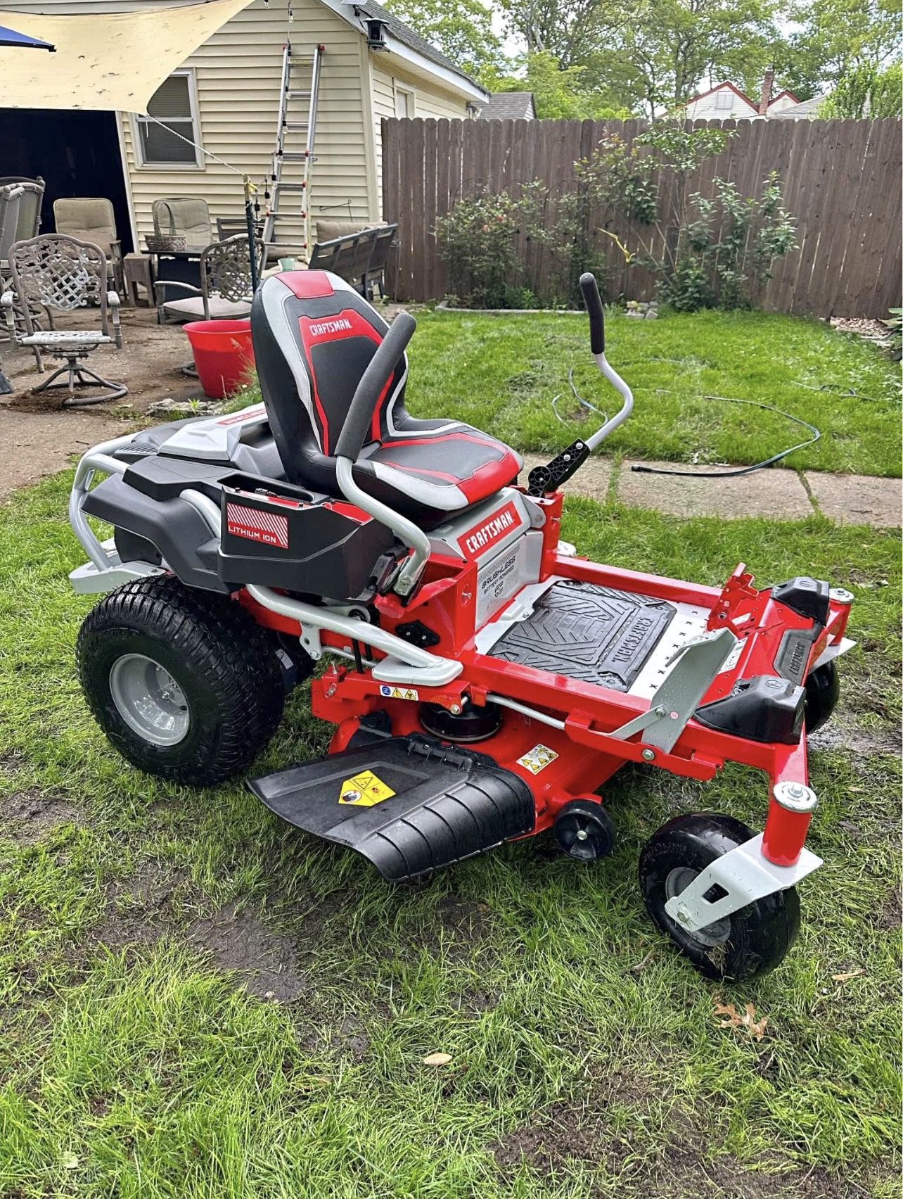 CRAFTSMAN 42-in Battery Zero-turn riding lawn mower
