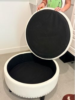 MOVING SALE CORONA CHANGING ROOM CHAIR STORAGE