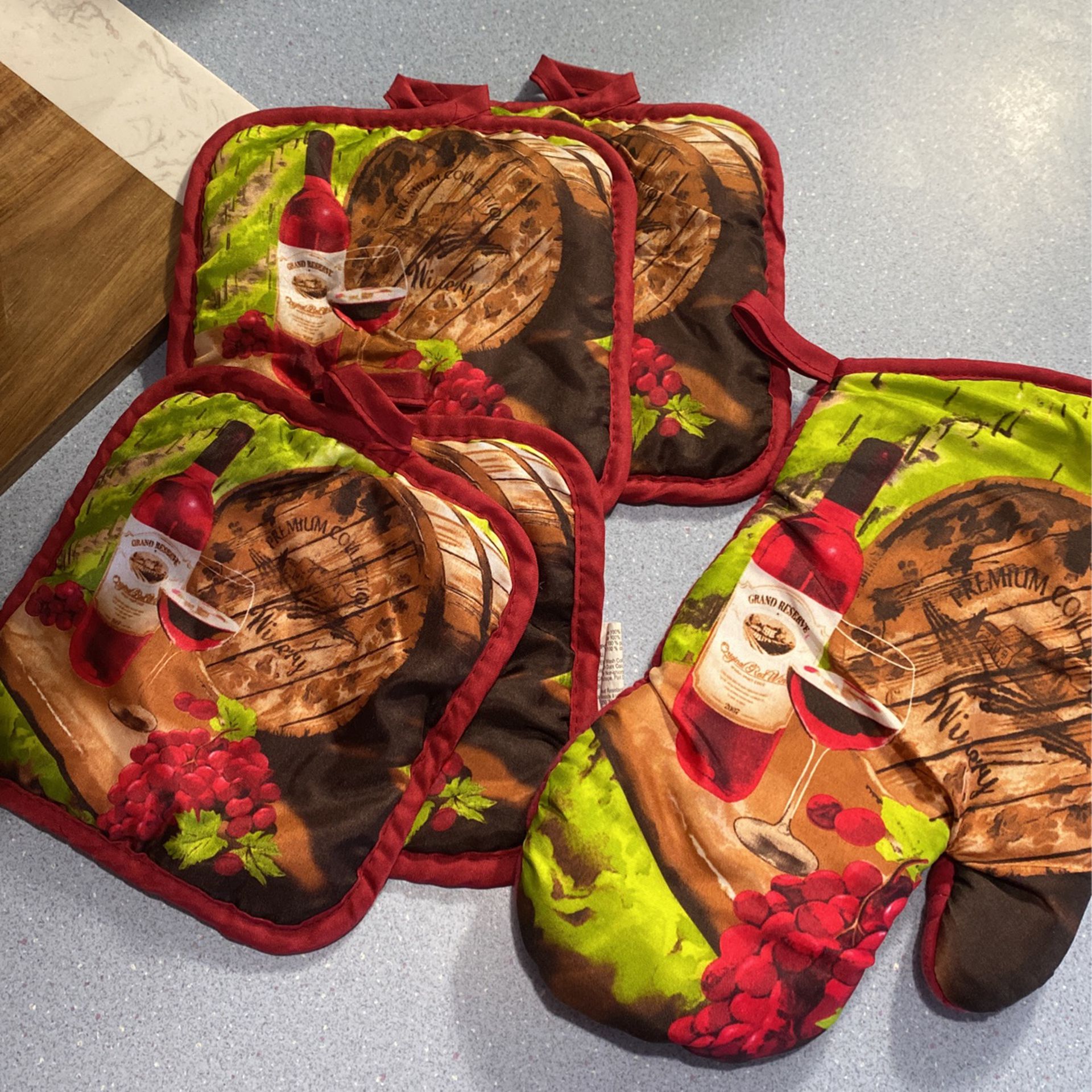Winery Oven Mitt  And Oven Pot Holders 