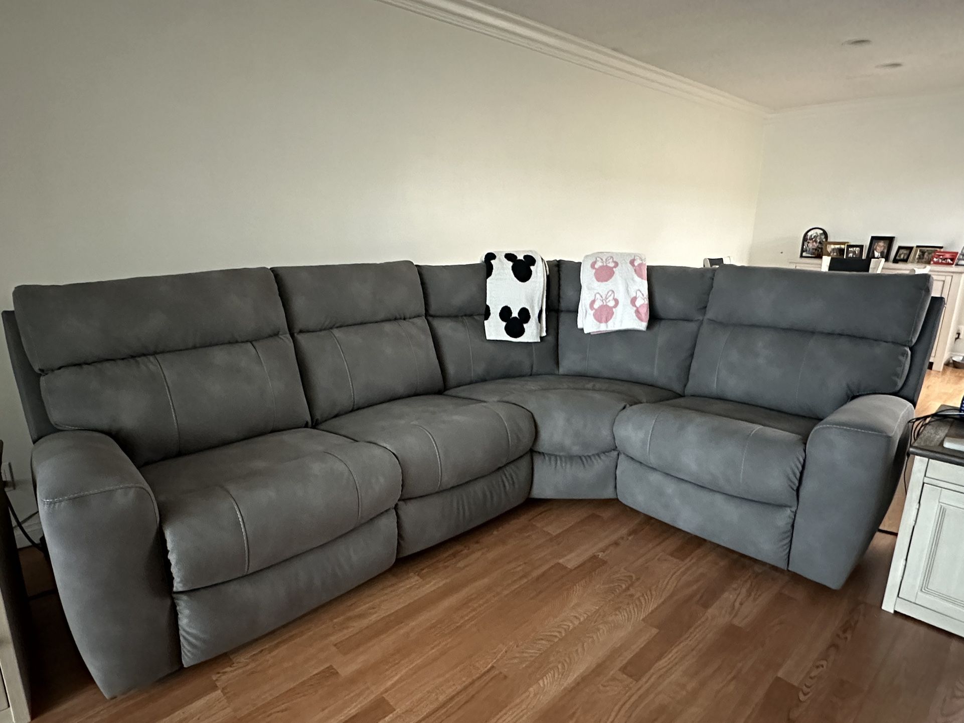 BRAND NEW reclining Sofa *PLS READ FULL AD*