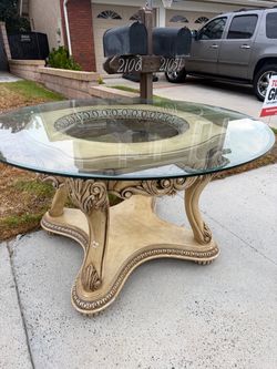 Round dining table