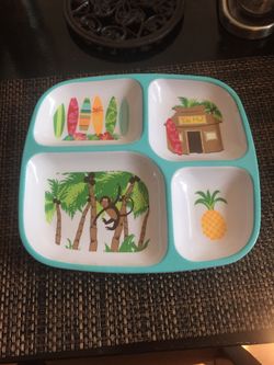 Kids eating dish large one Has dividers