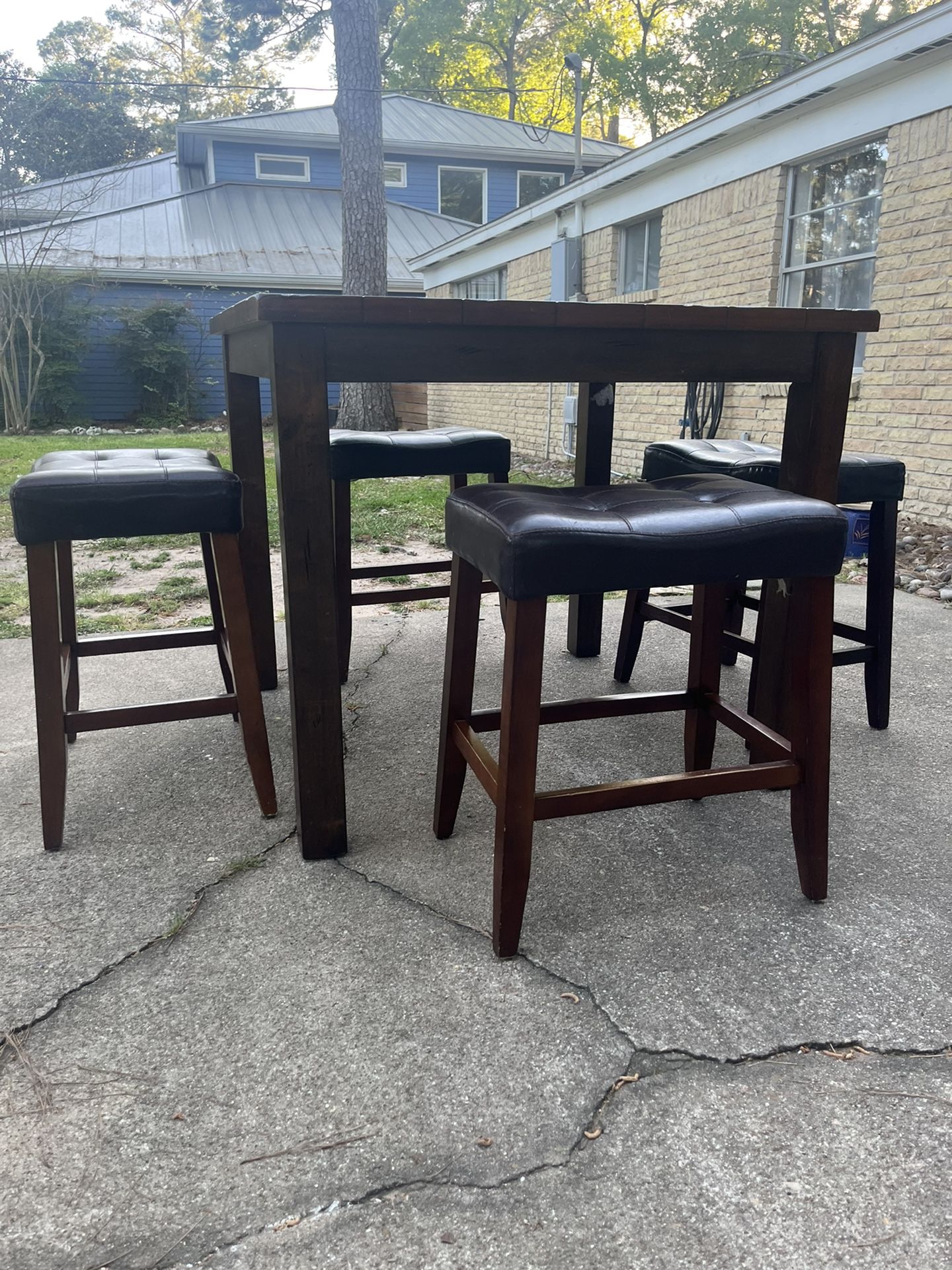 Dining room table & 4  Bar Stools 
