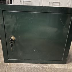 21x10x18 Metal Locking Cabinet W Shelf Green
