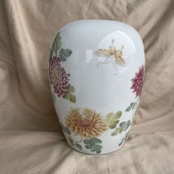 Beautiful Vase Butterflies & Flowers