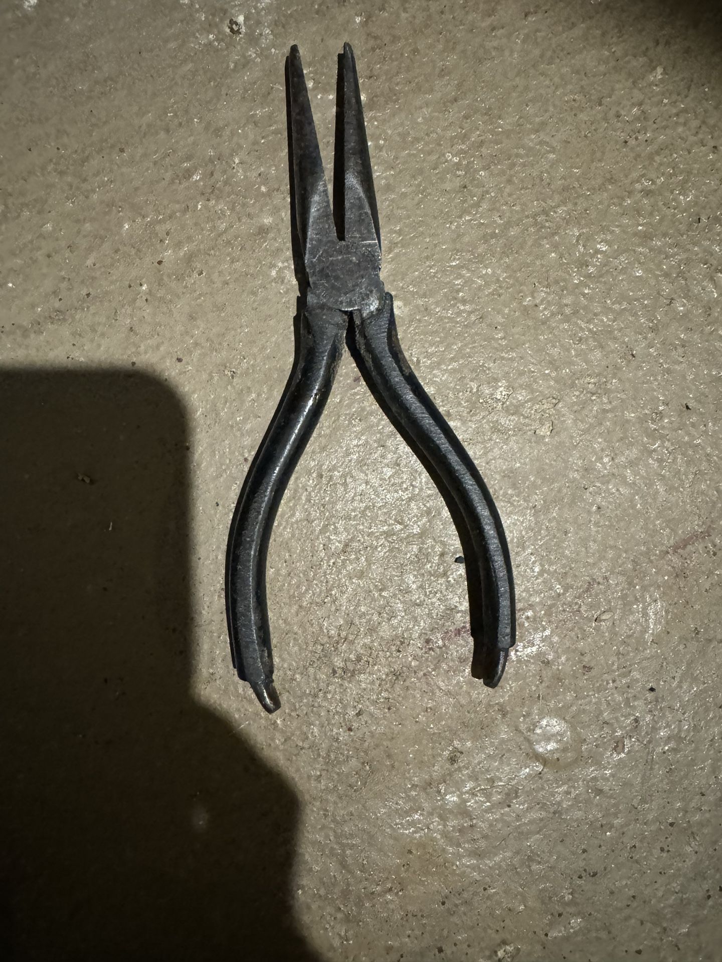 NEEDLE NOSE PLIERS 6”