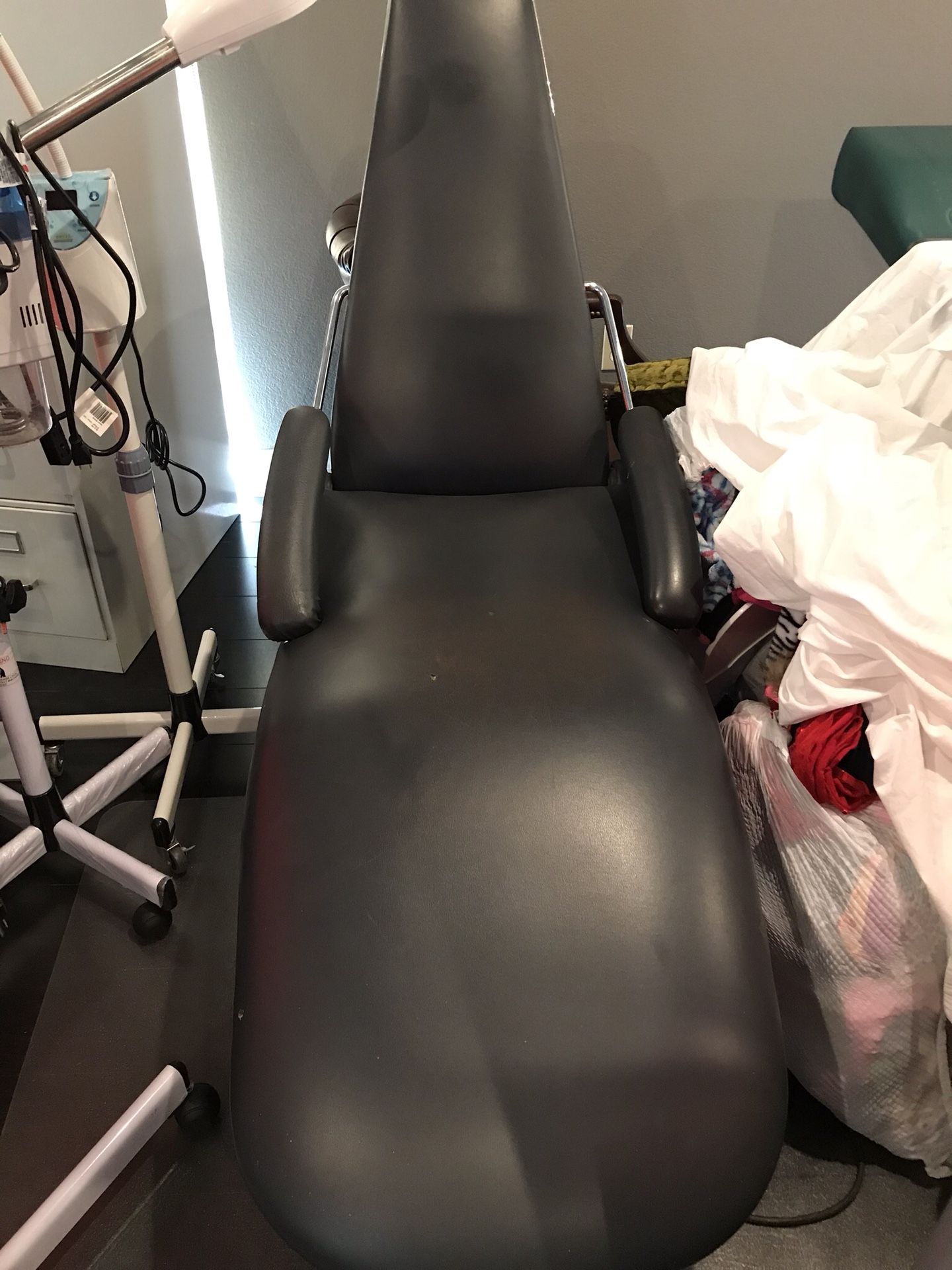 Gently used Hydraulic tattoo chair working perfectly.. great price