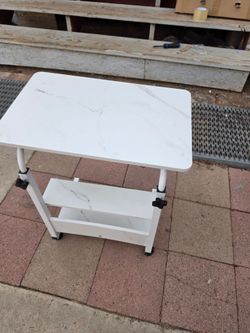 Portable Desk / Adjustable Laptop Side Table. Escritorio portátil / Mesa auxiliar ajustable para laptop