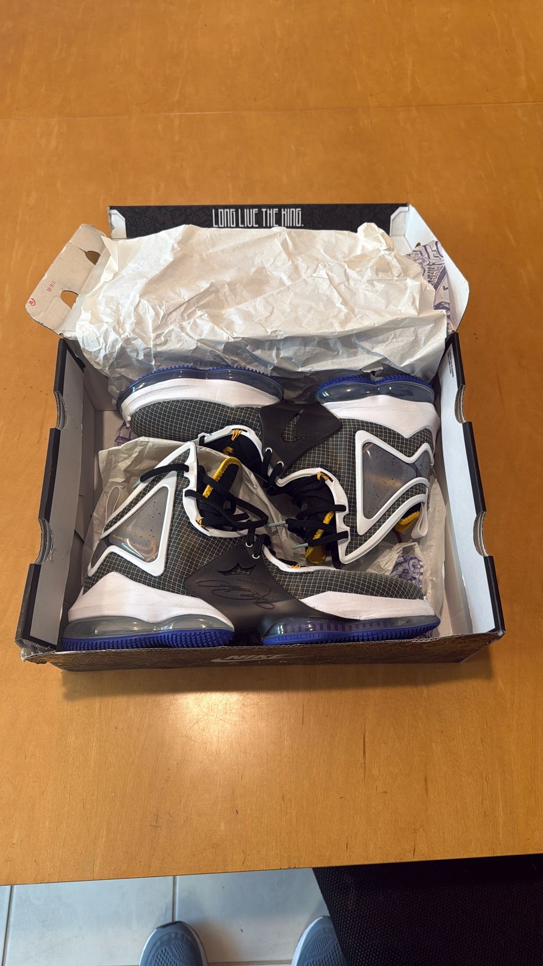 NIKE LEBRON XIX Black/University Gold Shoes