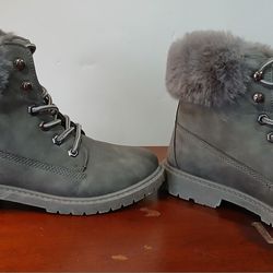 Rock and Candy Women's Grey Faux Fur Boots. Size 7.5