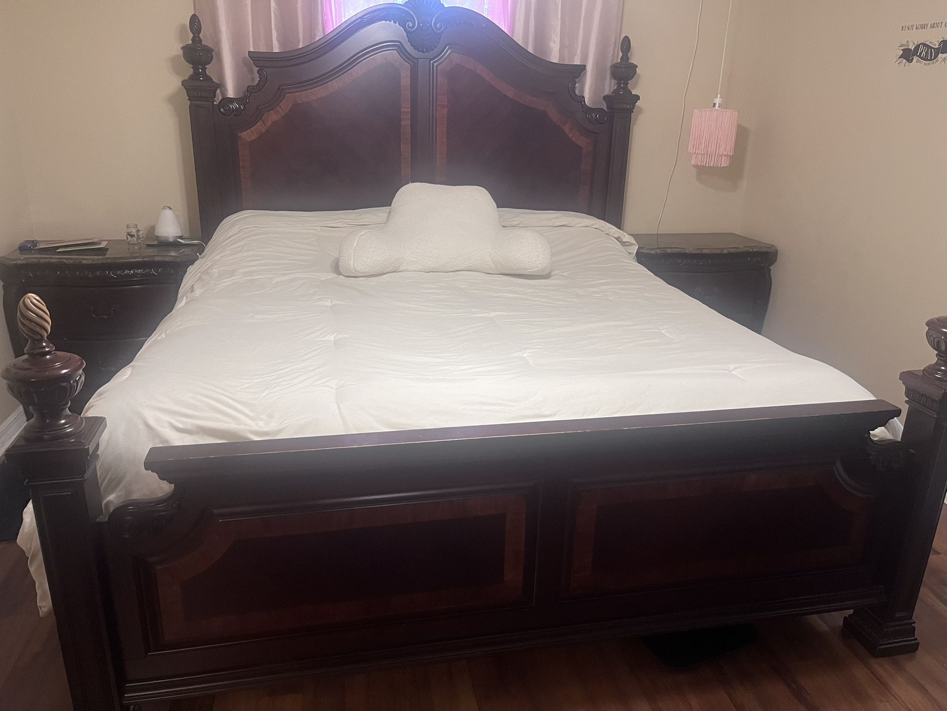 Complete King Bedroom Set – Solid Wood, Elegant Style (Rooms To Go)