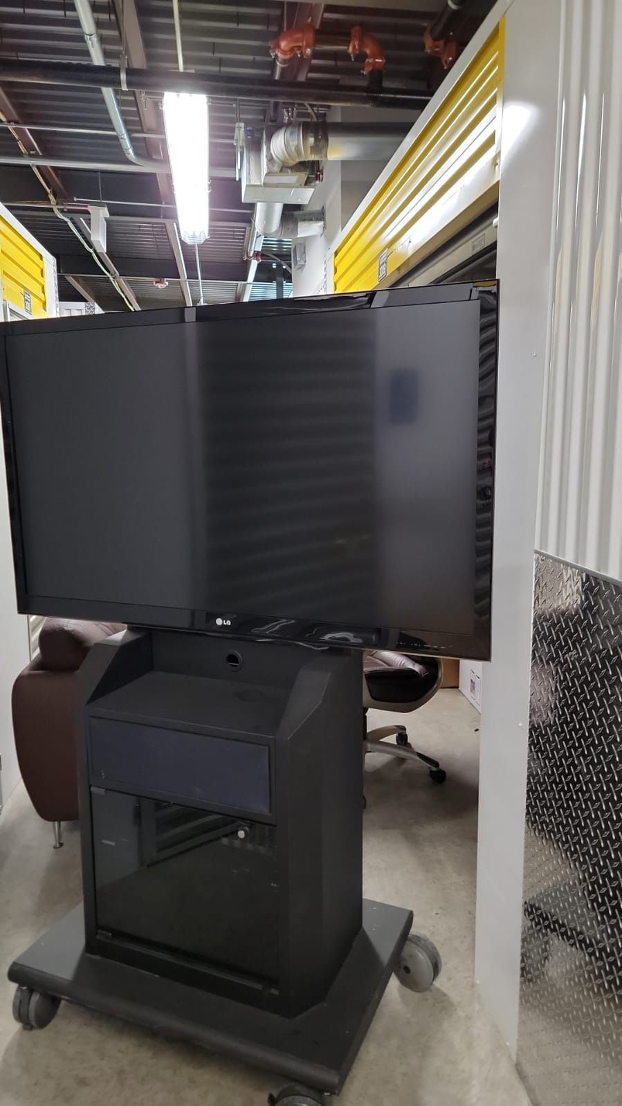 TV LG 55lv355B With a Stand