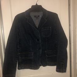 IZOD Jeans size medium petite button front denim blazer/jacket w/front pockets, a slit in the back, & buttons on the sleeve ends and is in excellent