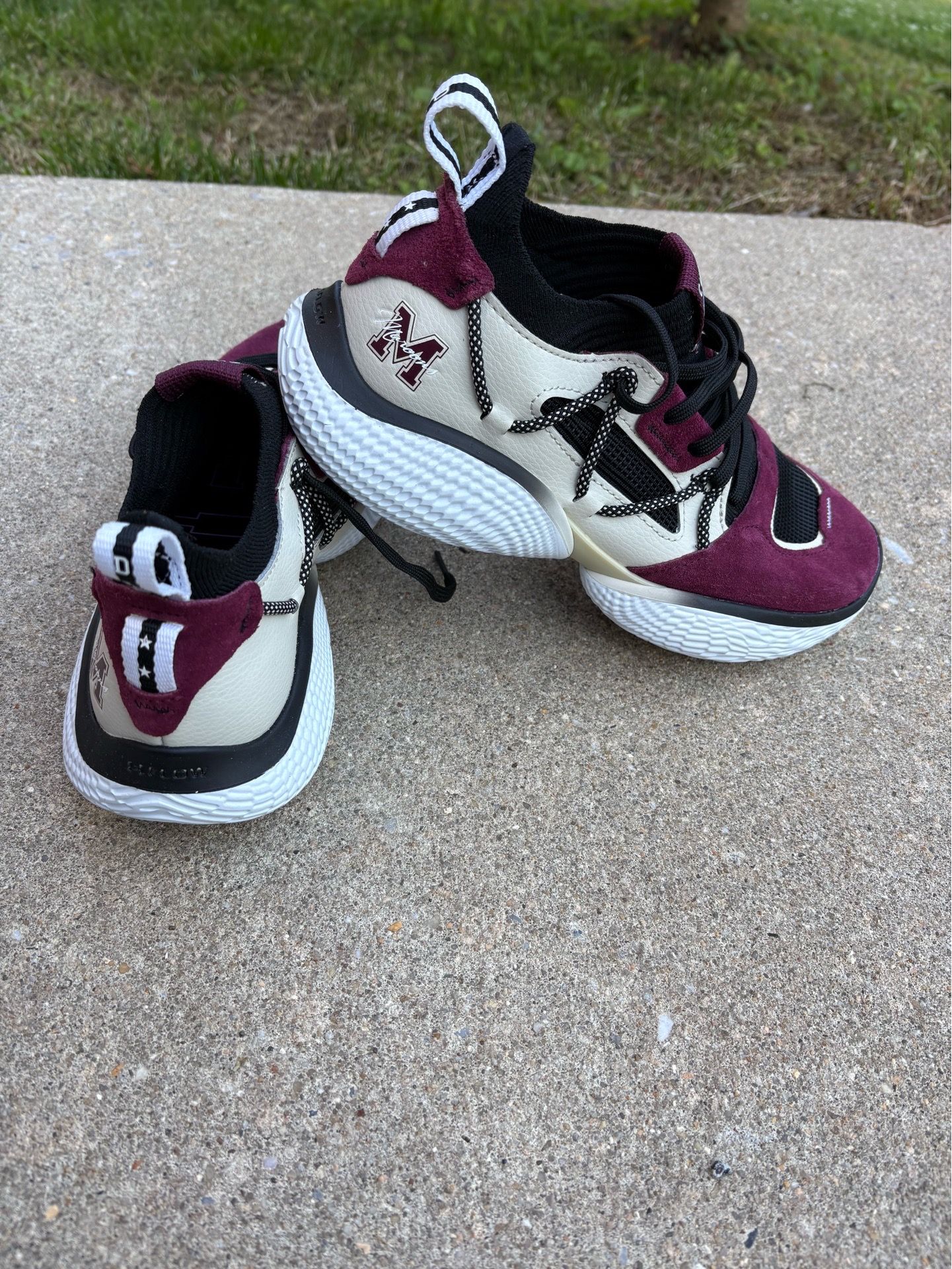 Brand new. Unisex basketball shoes. Under Armour Steph Curry.