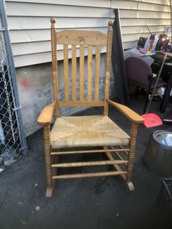 BEAUTIFUL ROCKING CHAIR 