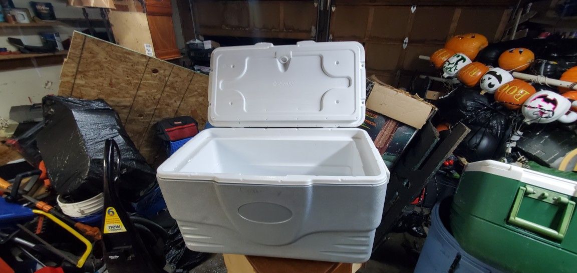 Coleman cooler with 4 cup holder on top of the lid.