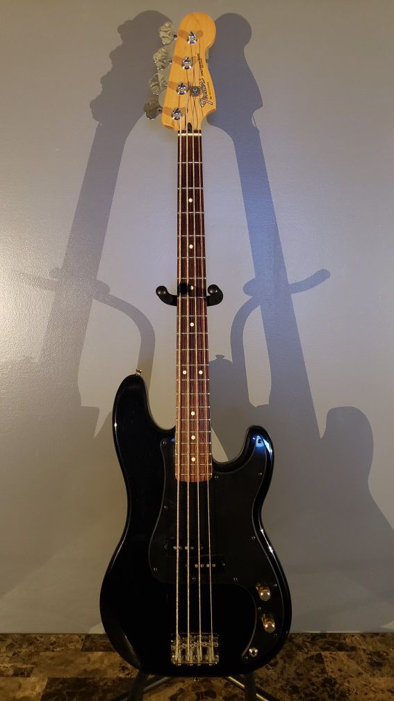 Fender Precision Bass (Standard)