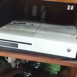 Xbox one s console in great condition, with 6 games and controller