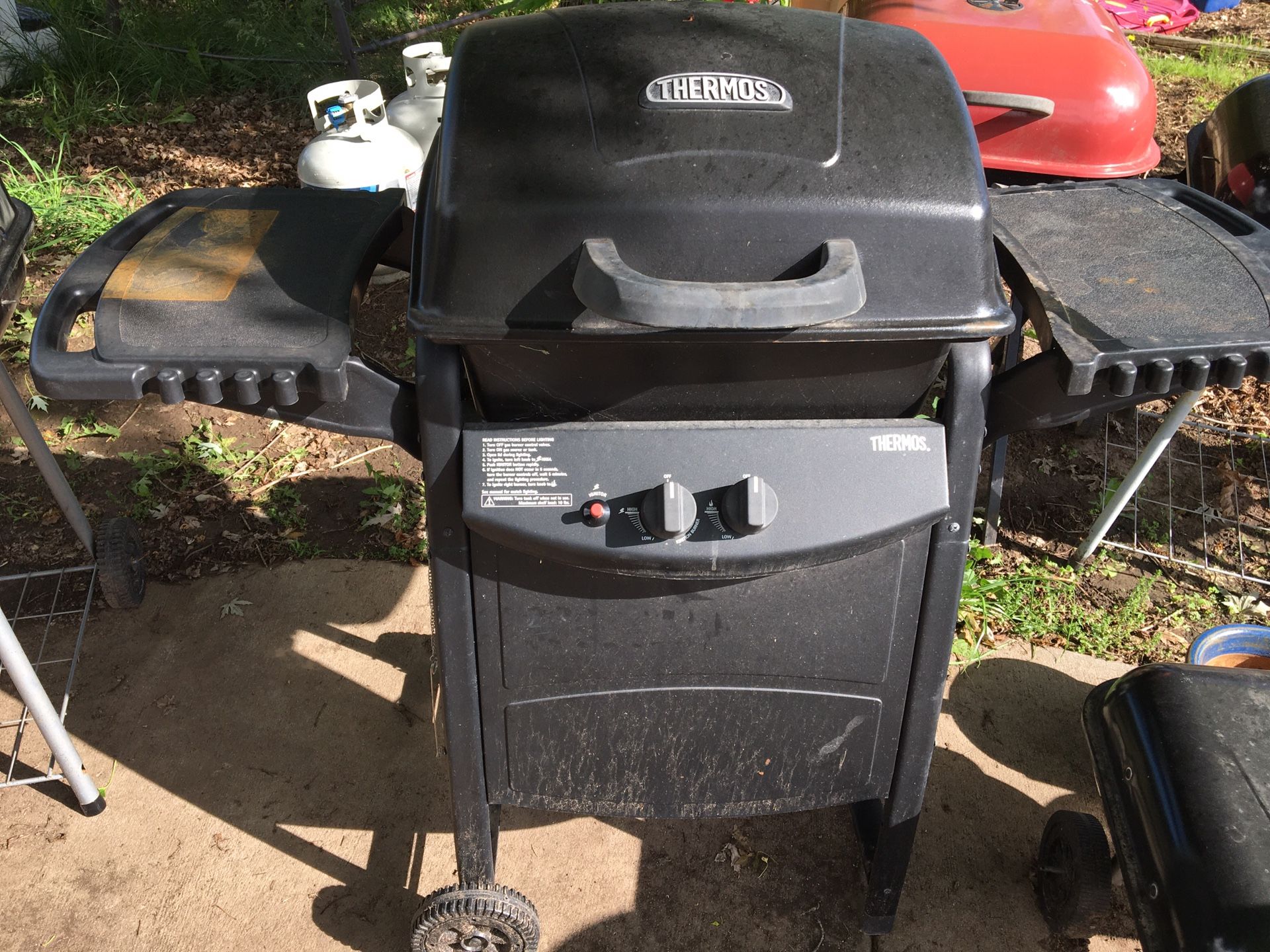Gas grill with tank