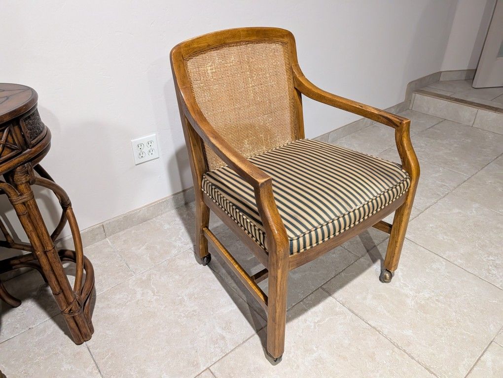 4 Deluxe Rolling Chairs With Table