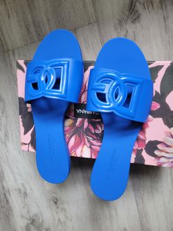 D.    G  Sandal Brand New