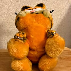 Vintage 1981 Fun Farm Garfield Plush Wearing Garfield Slippers 13”